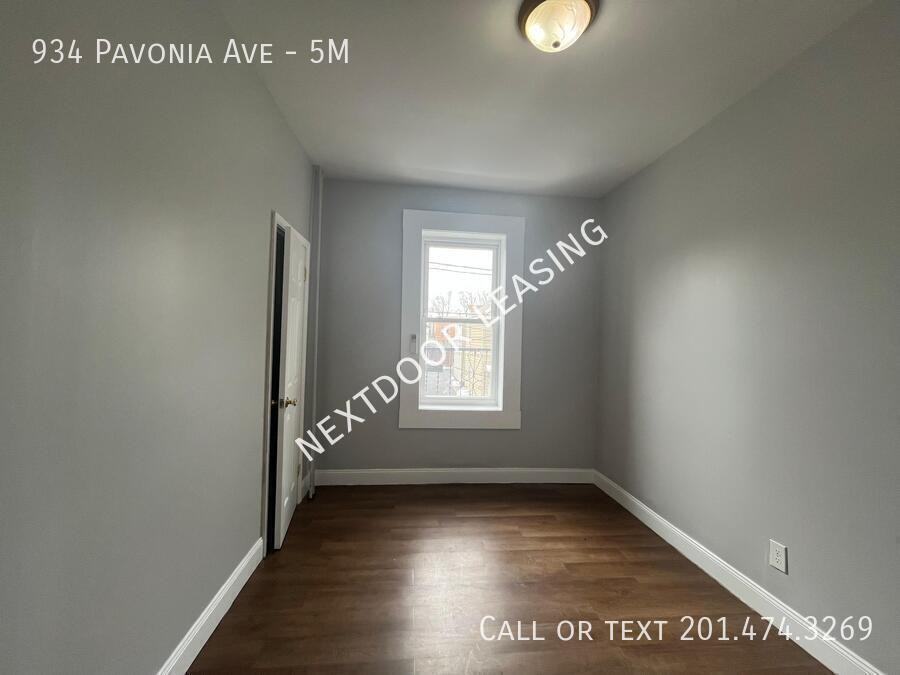 934 Pavonia Ave #5M - Photo 7 of 11