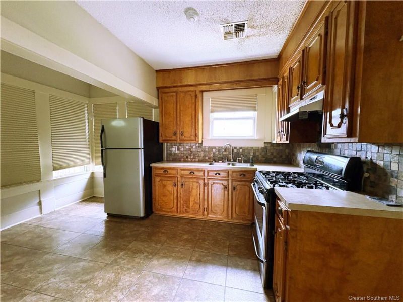 512 11th St - Photo 5 of 11