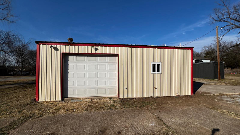 911 N Sherman Ave - Photo 2 of 18