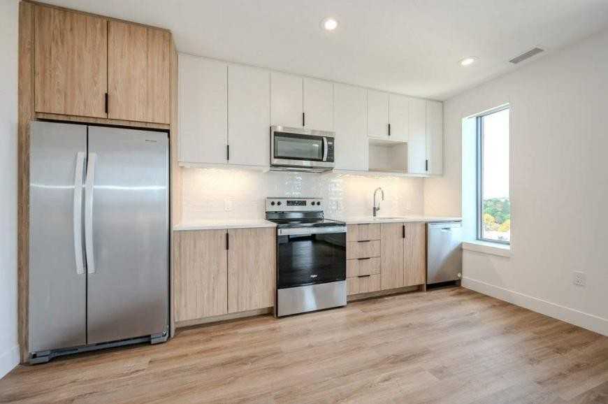 168 King St S - Photo 3 of 10