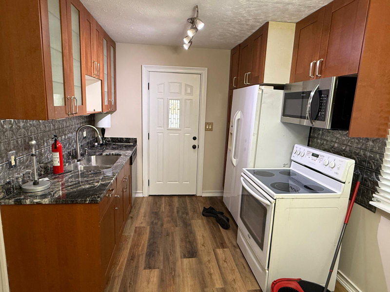 555 Kirkwood Dr - Photo 6 of 20