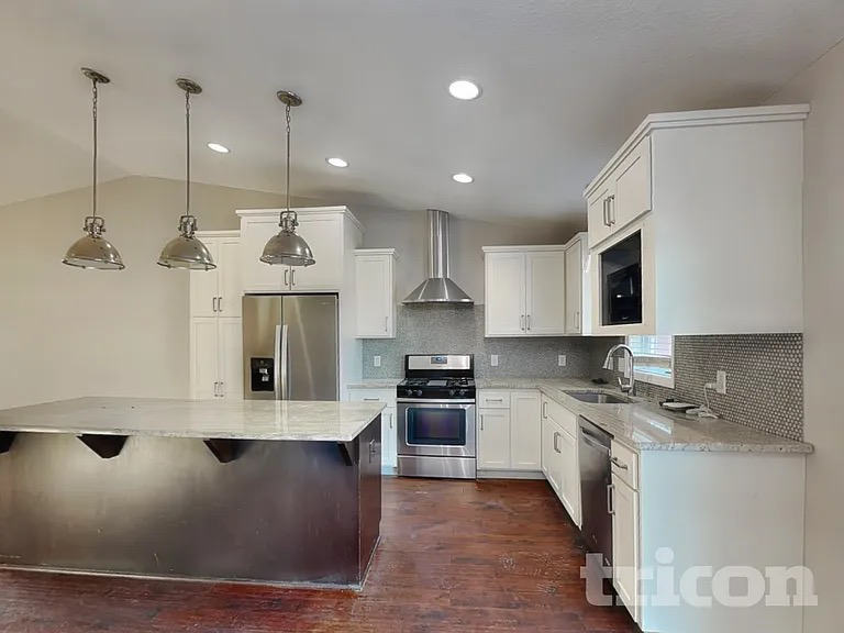 1525 Independence Ave N - Photo 4 of 10