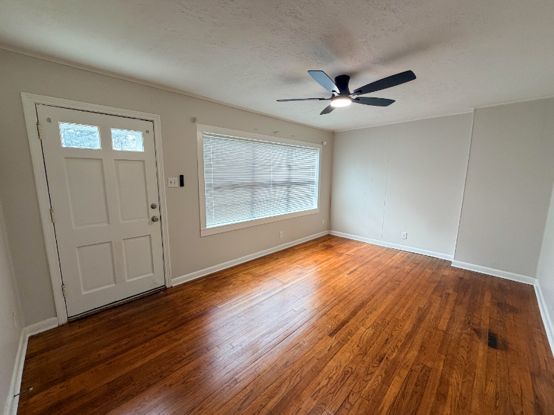 909 Lake Court Dr - Photo 3 of 10