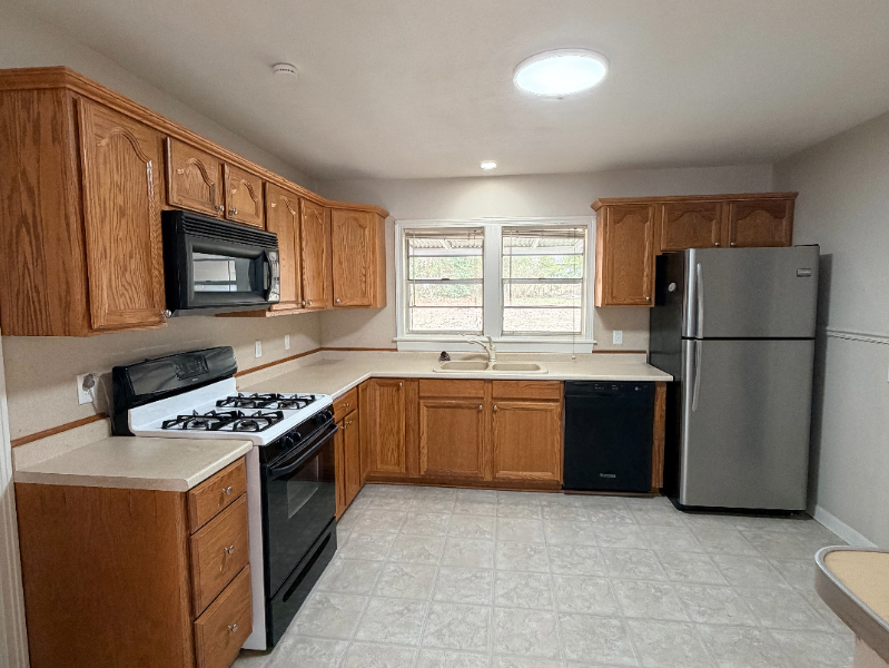 909 Lake Court Dr - Photo 4 of 10