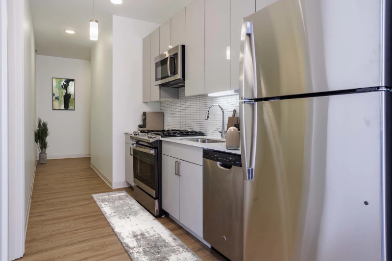 310 S Green St - Photo 3 of 7