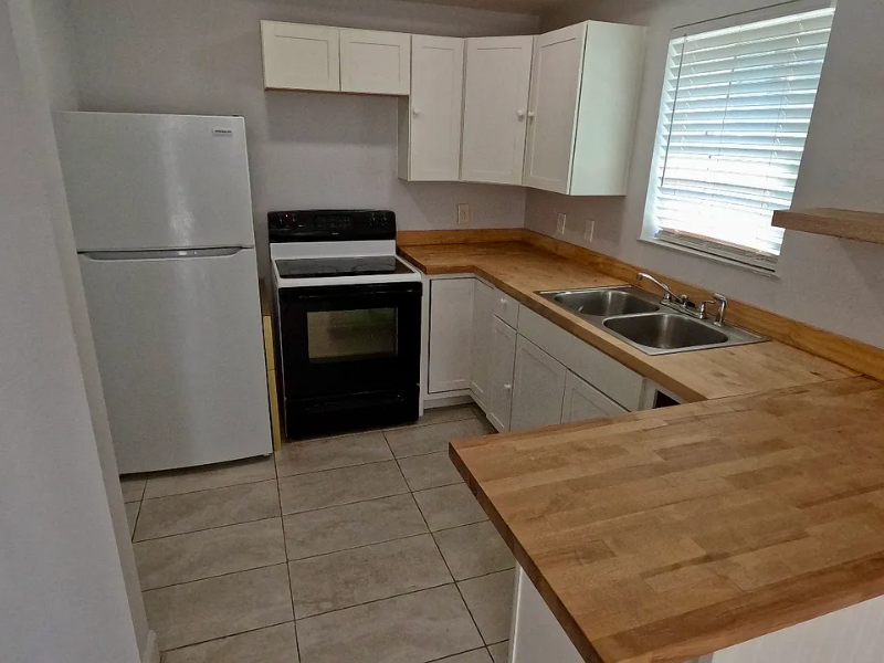 606 18th Ave N #D - Photo 7 of 8