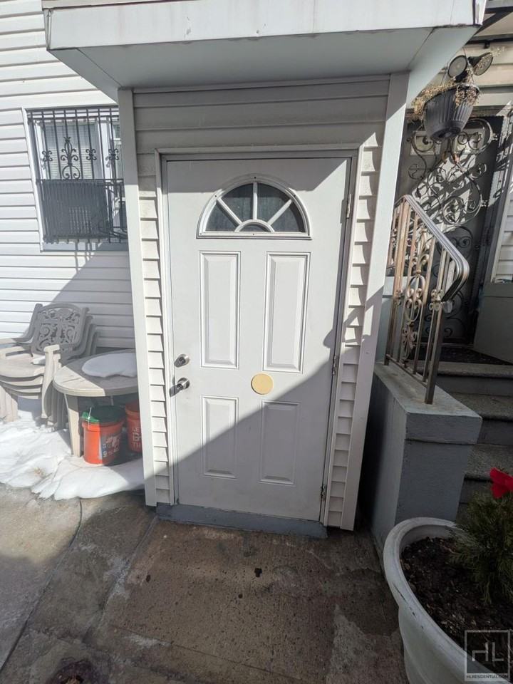 335 Jerome St - Photo 5 of 7