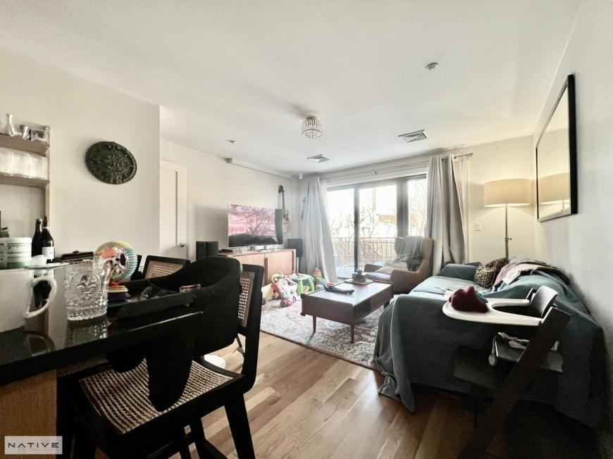 95 Dupont St - Photo 4 of 10