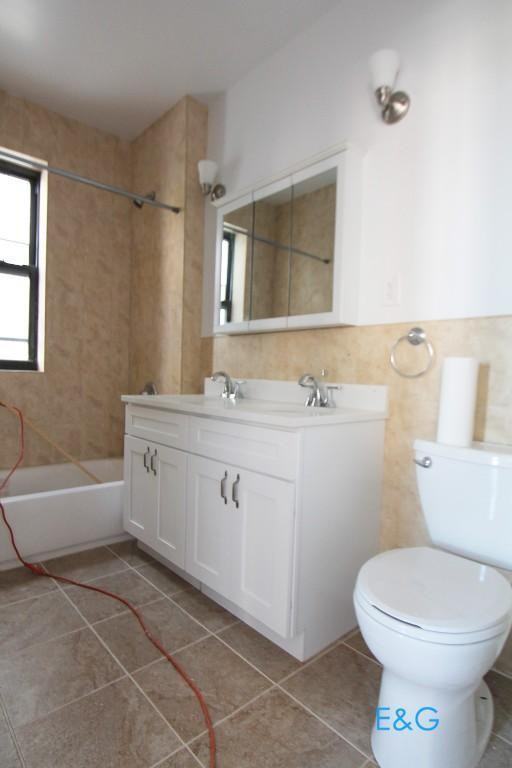 390 Wadsworth Ave - Photo 5 of 7