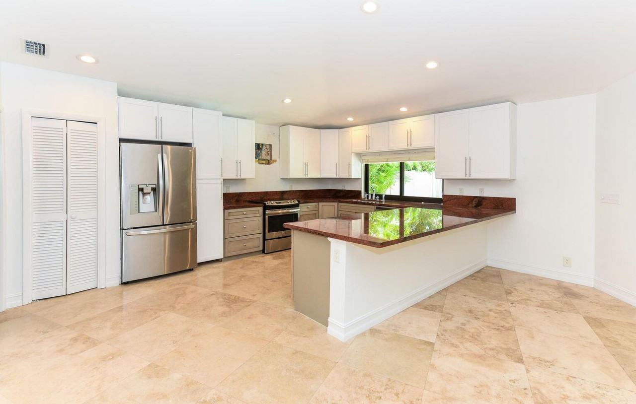 Ne 26th St - Photo 4 of 7