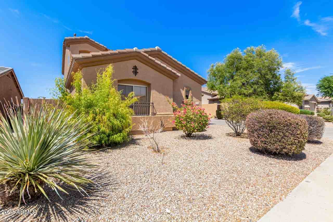 17848 W Summerhaven Dr - Photo 3 of 37