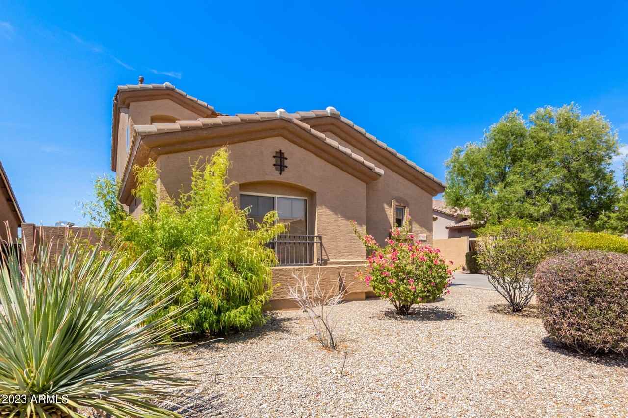 17848 W Summerhaven Dr - Photo 4 of 37