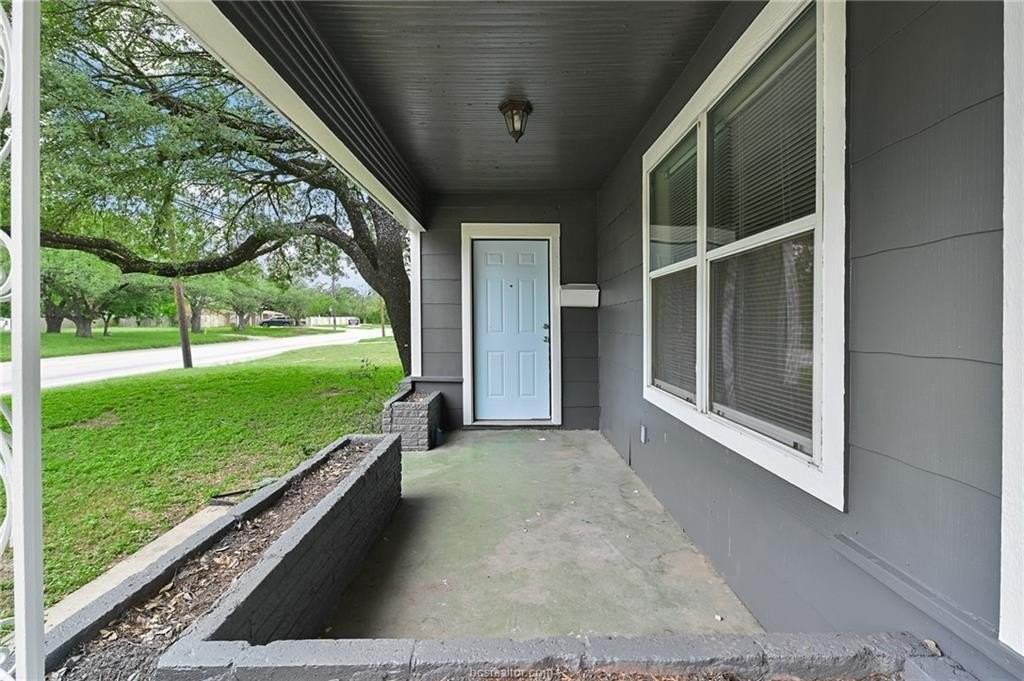 1813 S College Ave - Photo 3 of 17