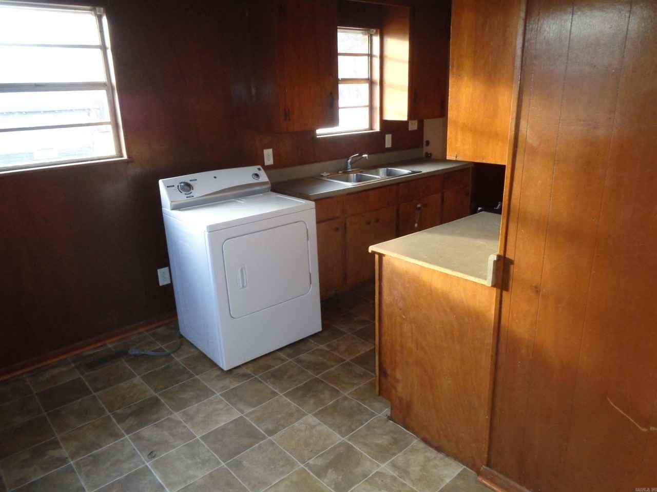 3924 Sanders St - Photo 6 of 15