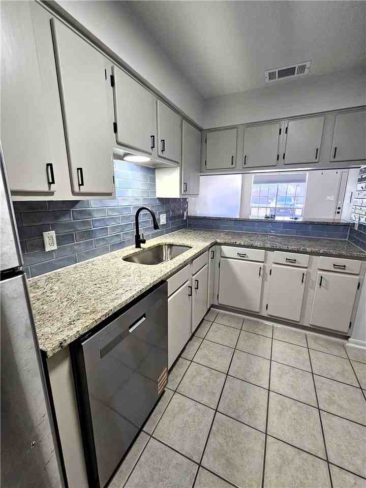 4802 Delwood St Apt 3 - Photo 5 of 22