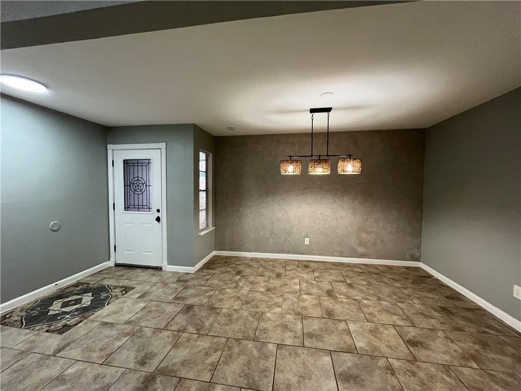 4123 Crenshaw Dr - Photo 4 of 33