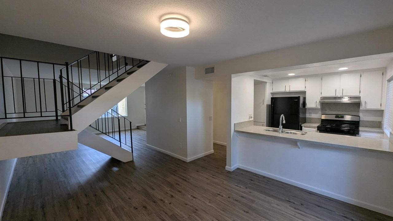 2260 N Indian Canyon Dr Unit B #B - Photo 3 of 33