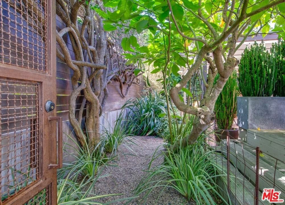 927 1/2 Victoria Ave - Photo 3 of 31