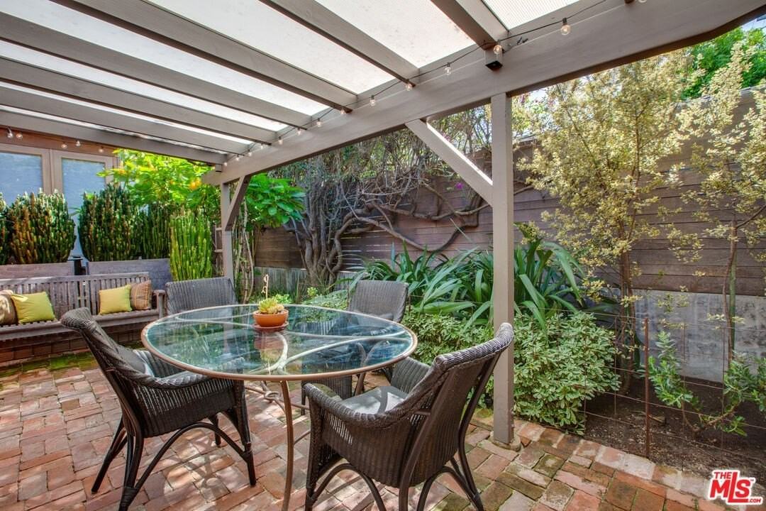 927 1/2 Victoria Ave - Photo 5 of 31