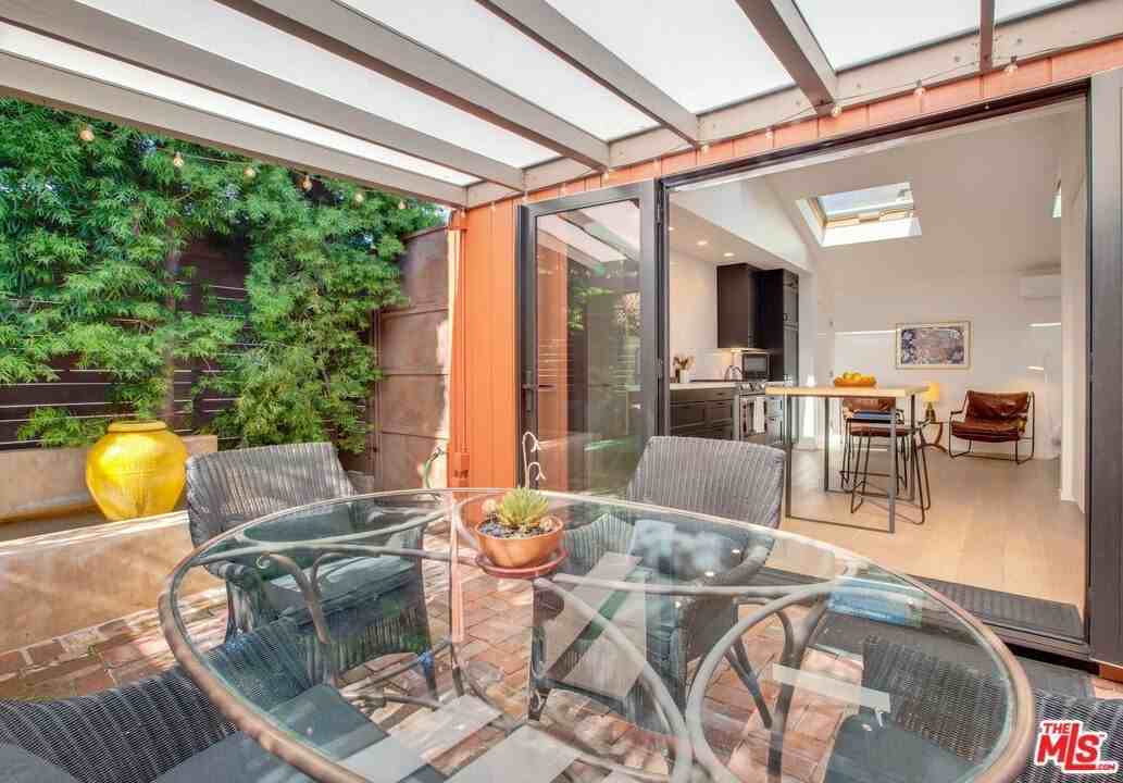 927 1/2 Victoria Ave - Photo 7 of 31