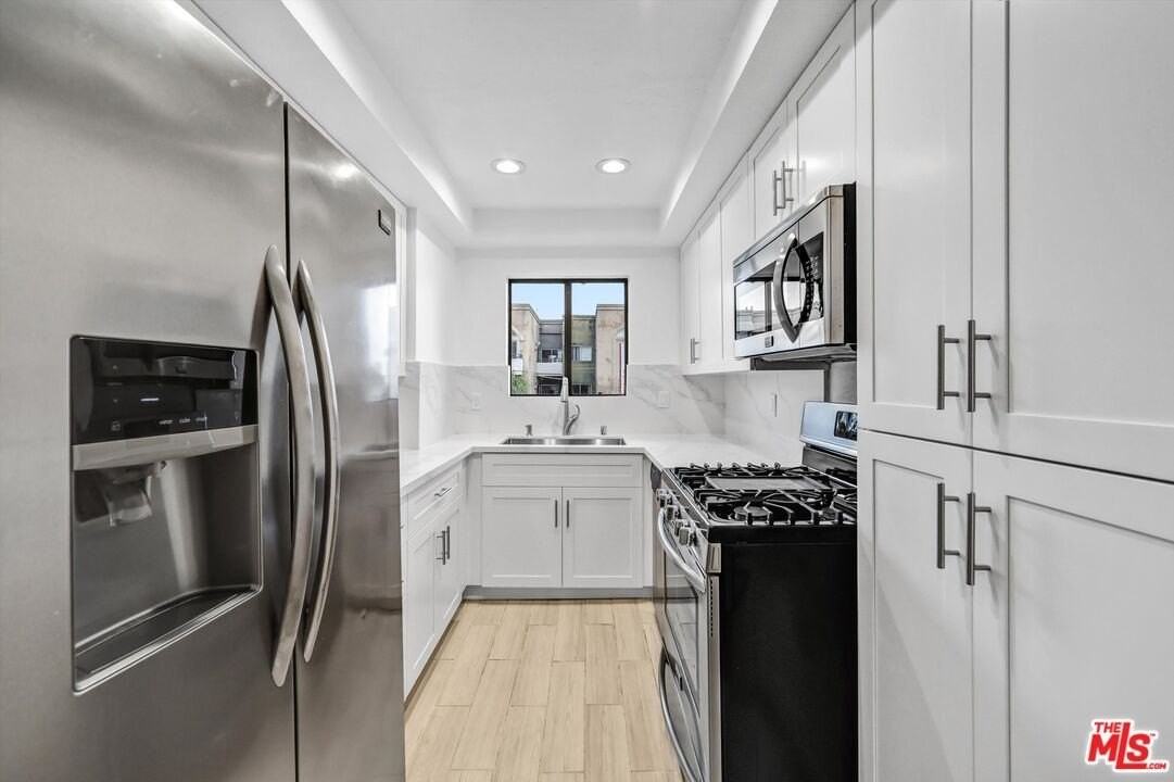 1355 N Sierra Bonita Ave Apt 406 #406 - Photo 3 of 15