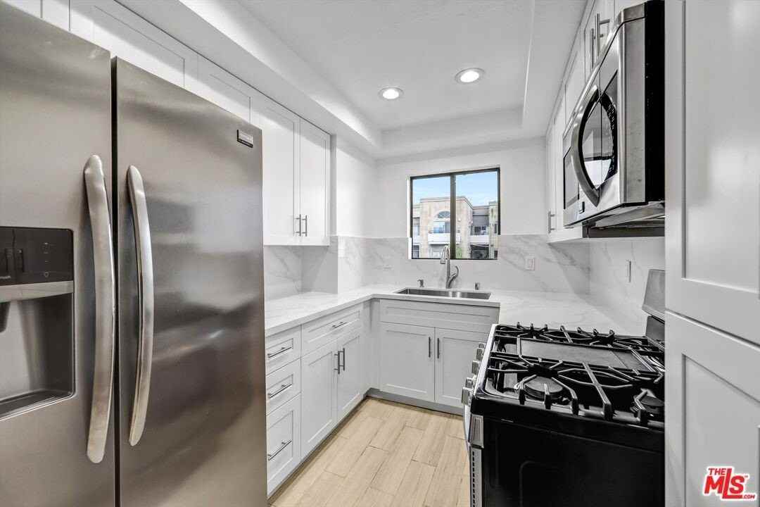 1355 N Sierra Bonita Ave Apt 406 #406 - Photo 4 of 15