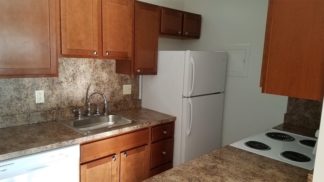 Sussex Court Apartments - Photo 2 of 13