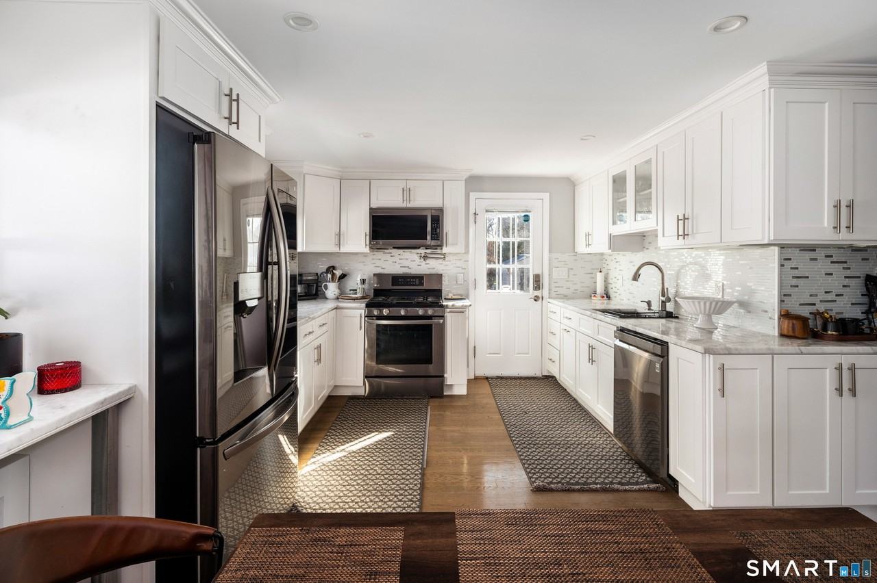 191 Hobart Ave - Photo 5 of 27