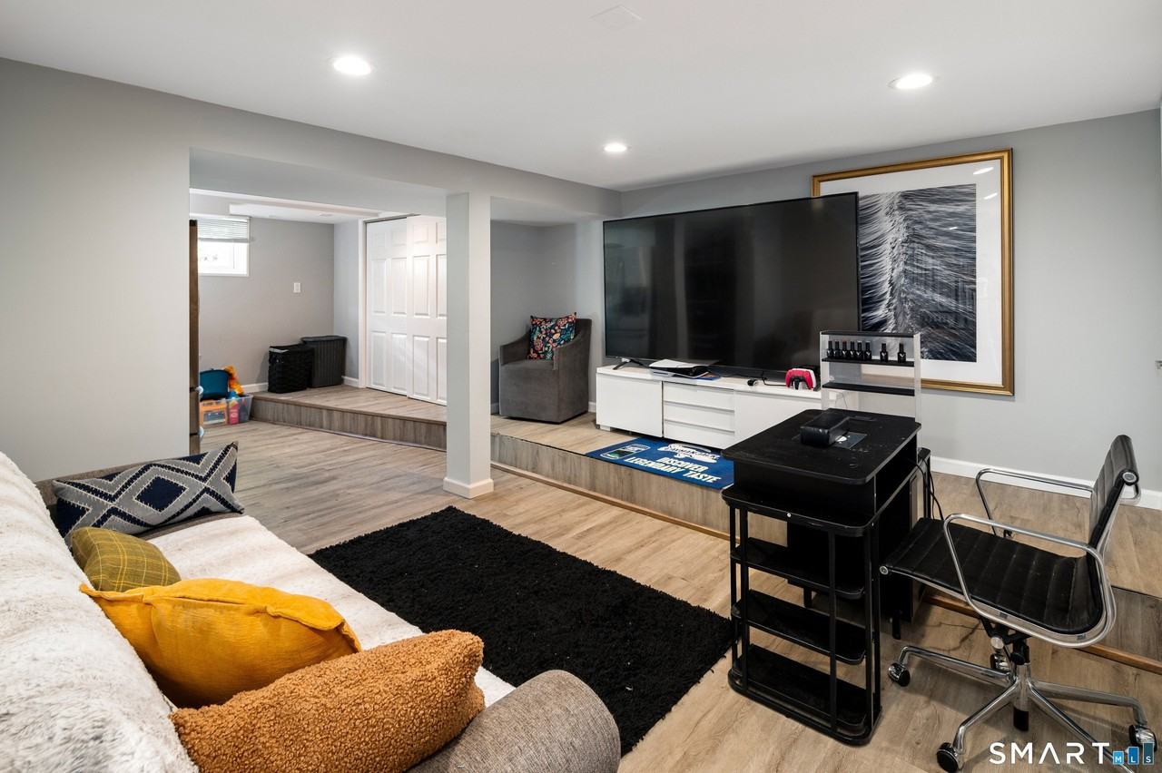 191 Hobart Ave - Photo 7 of 27