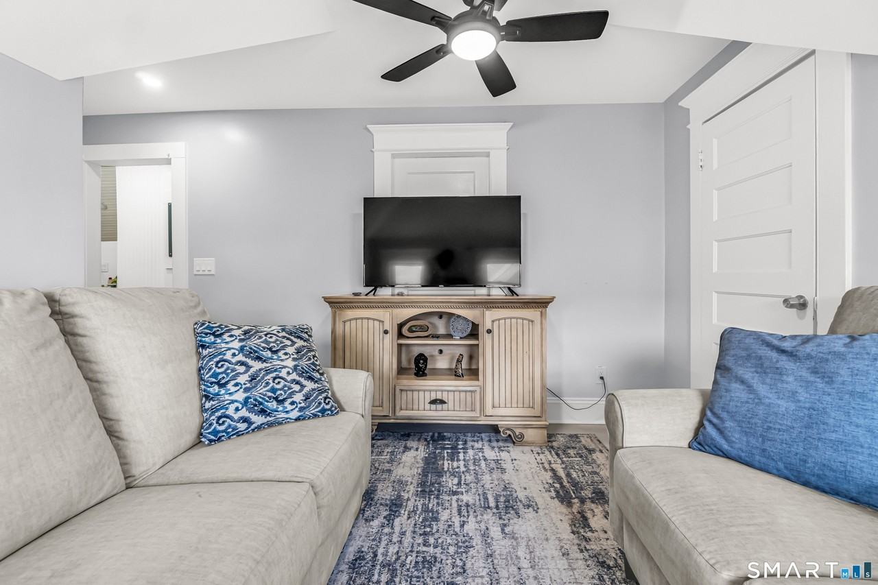 277 Maplewood Ave - Photo 4 of 22