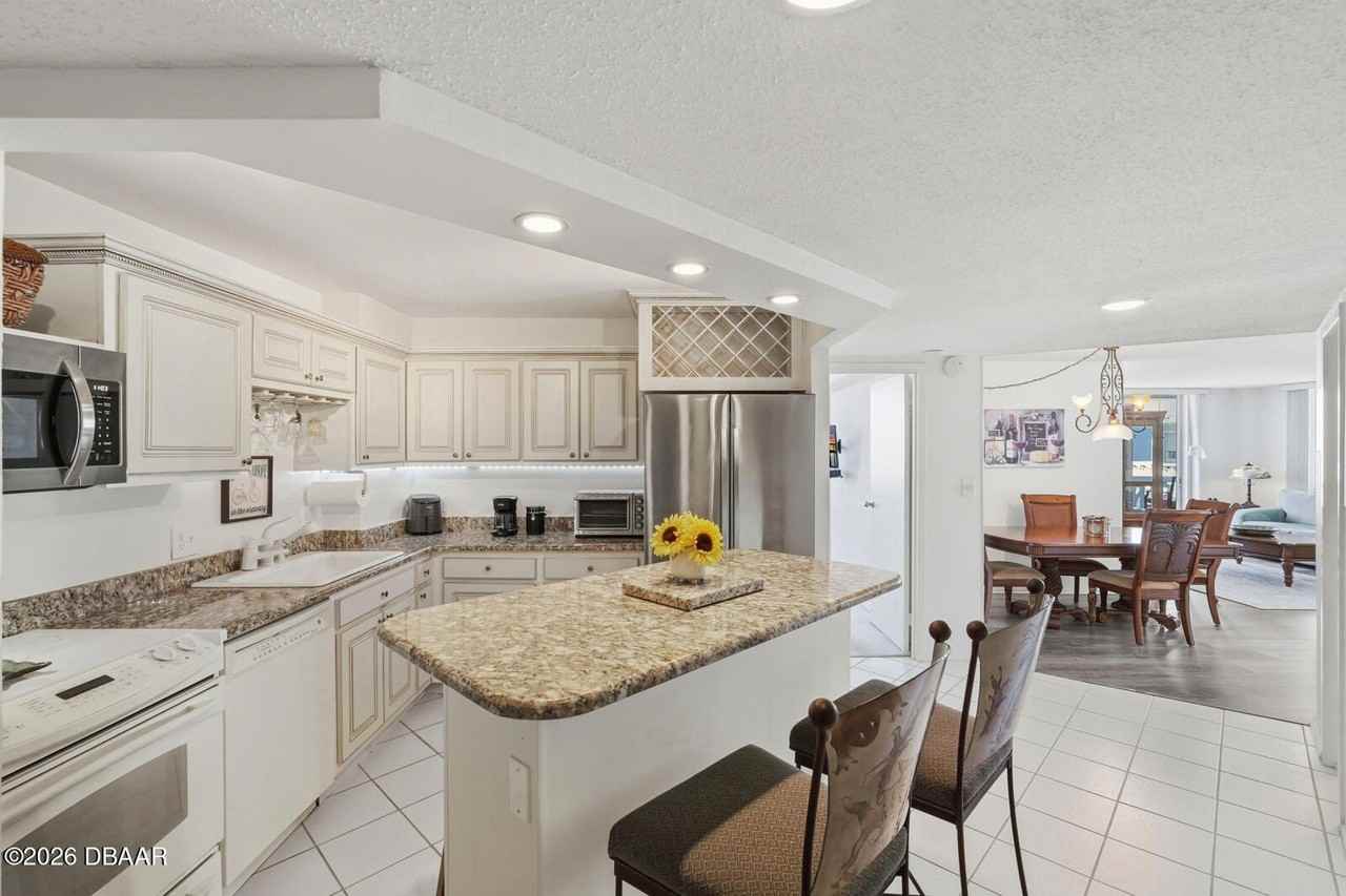 925 N Halifax Ave Apt 903 #903 - Photo 4 of 26