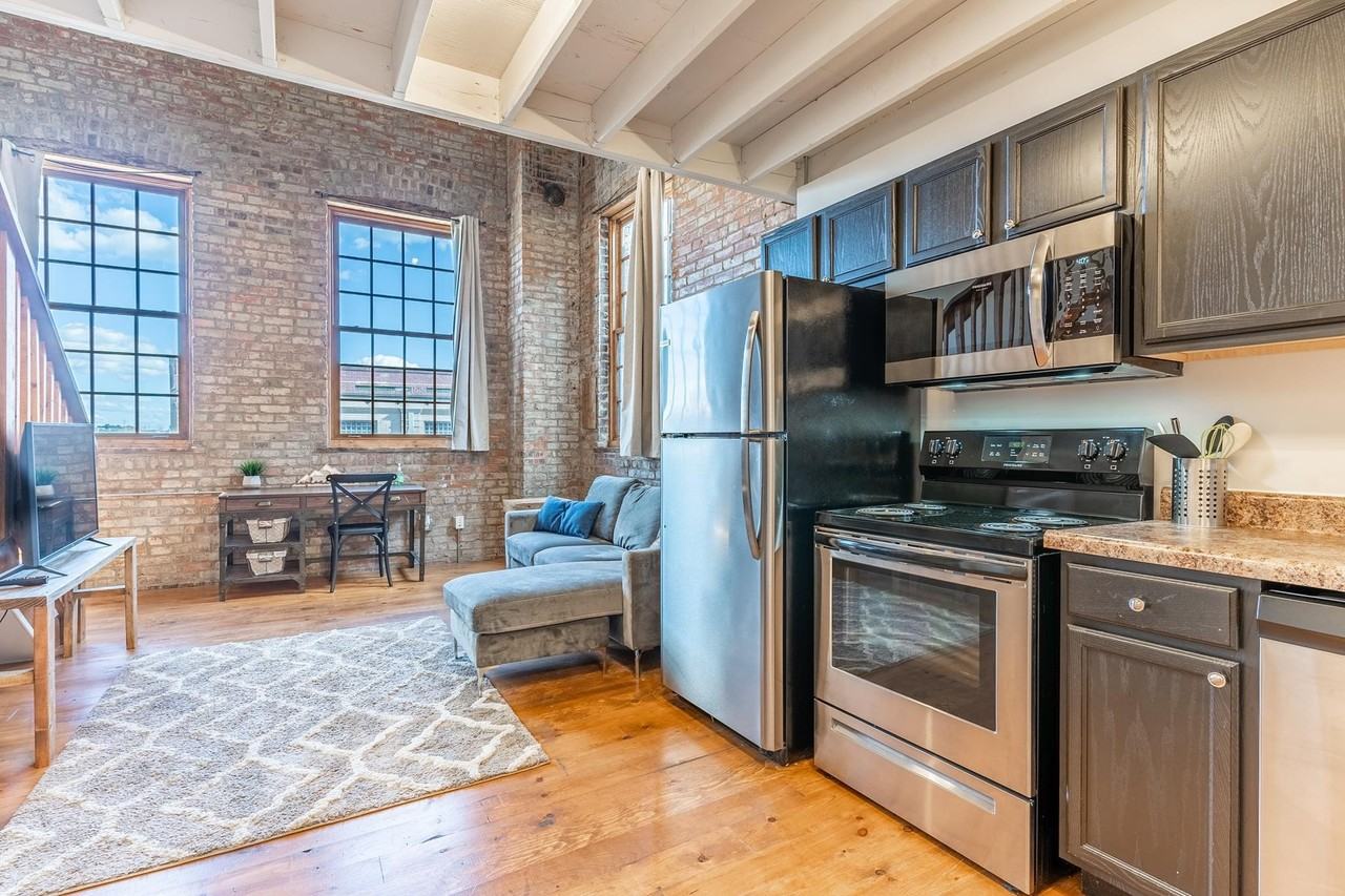 725 SW Washington Street - Photo 2 of 8