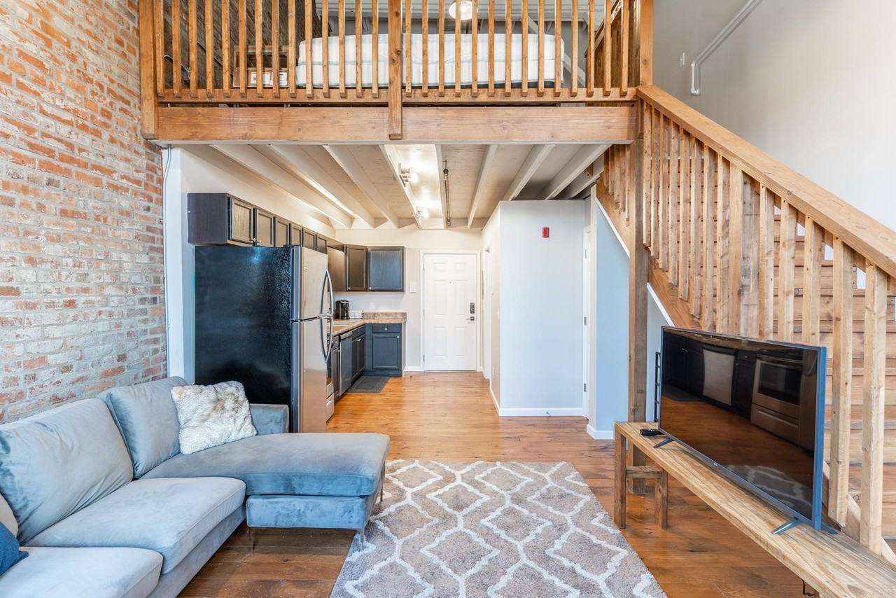 725 SW Washington Street - Photo 3 of 8