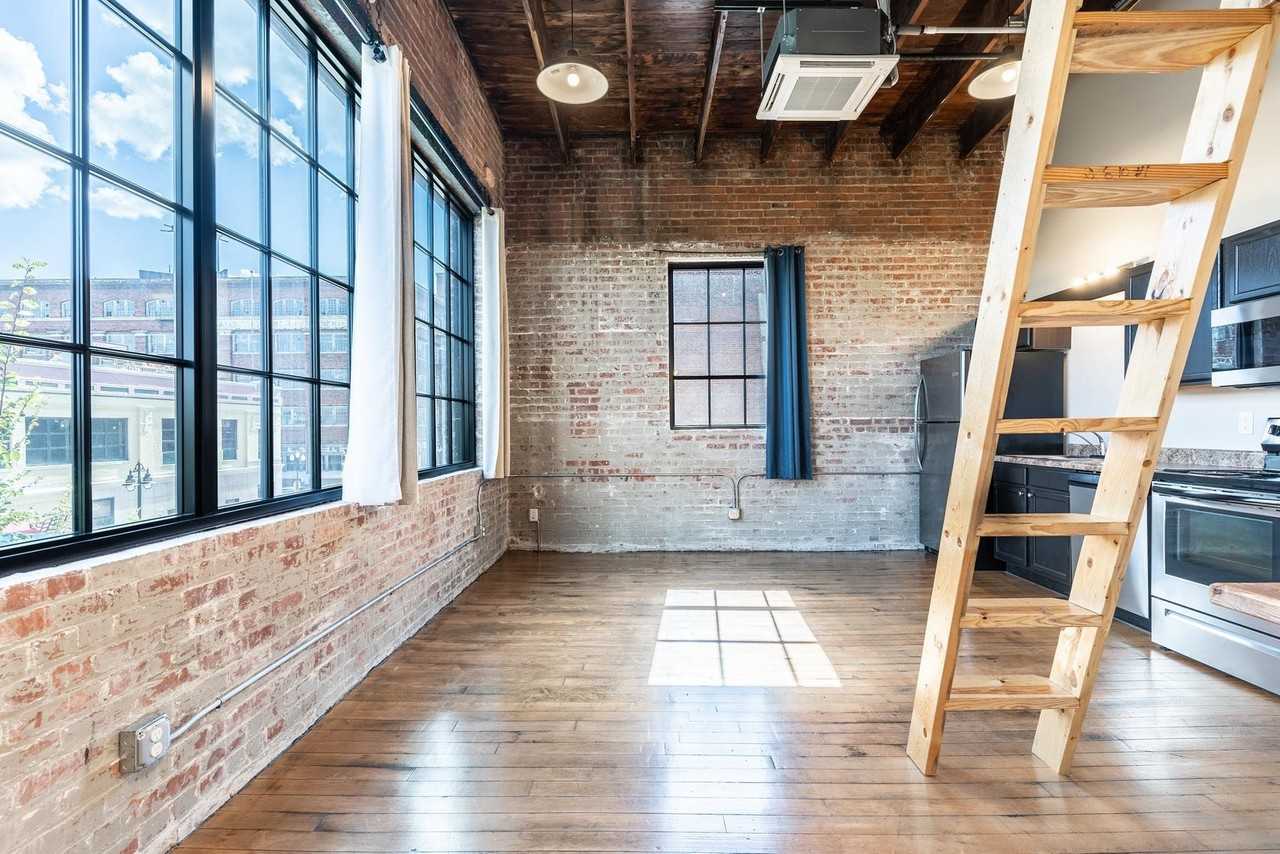 725 SW Washington Street - Photo 4 of 8