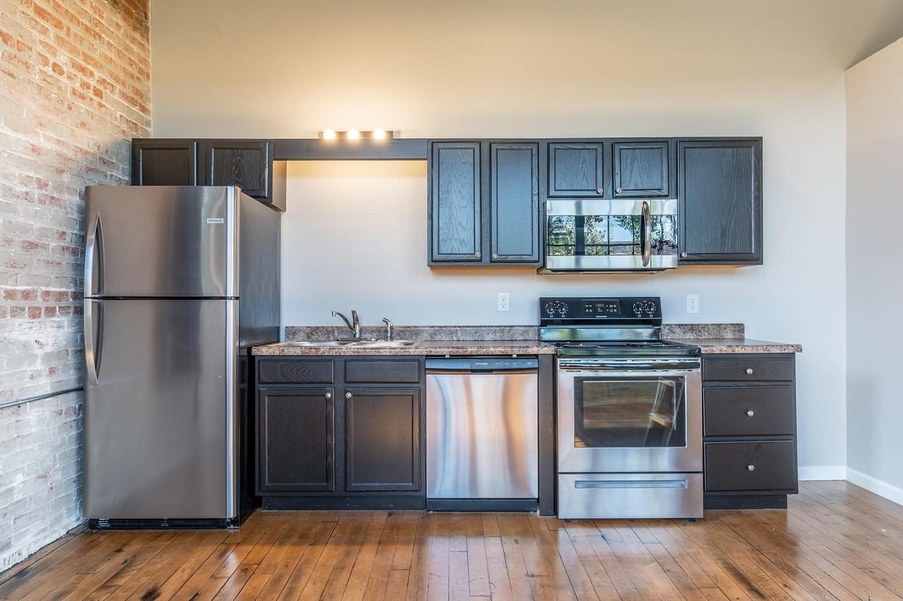 725 SW Washington Street - Photo 6 of 8