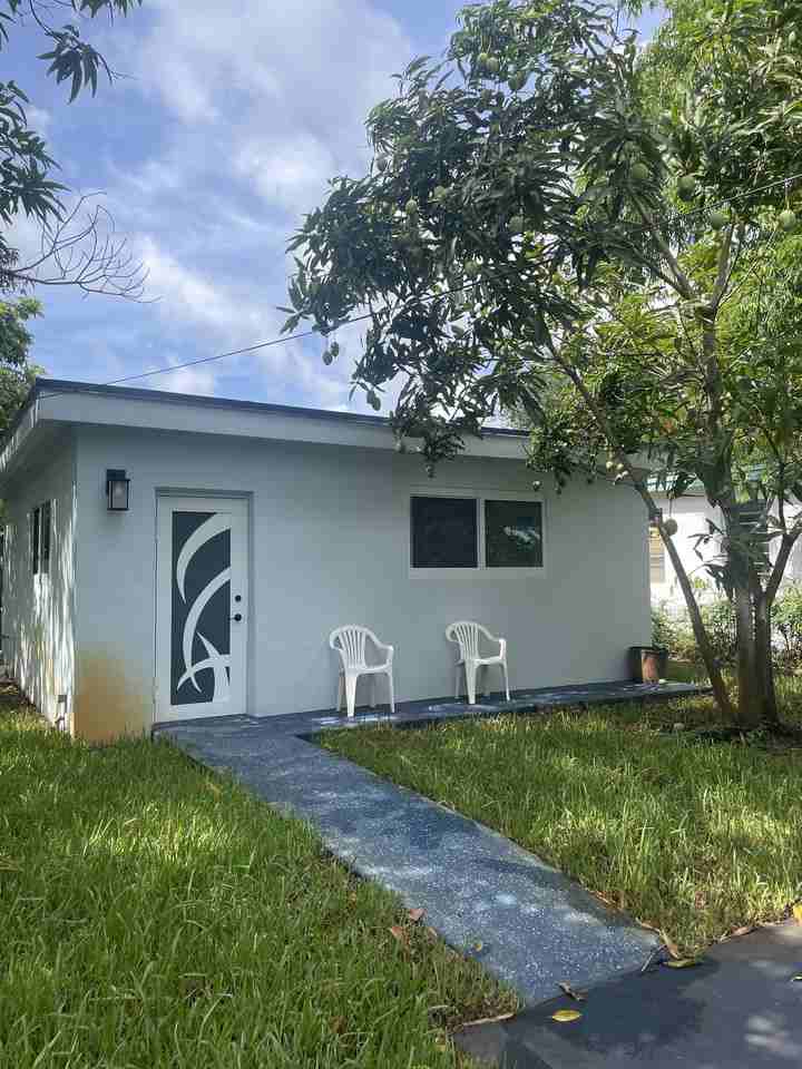 1040 Ne 146th St #1 - Photo 2 of 8