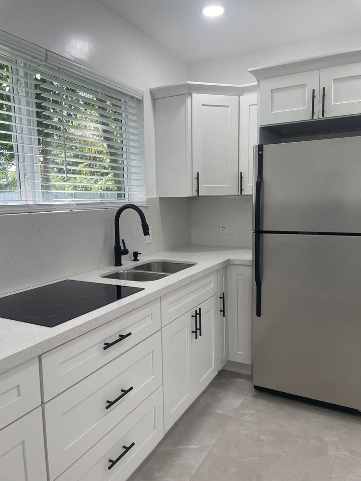 1040 Ne 146th St #1 - Photo 4 of 8