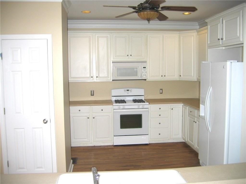 1074 Pine Grove Ave Ne - Photo 4 of 27