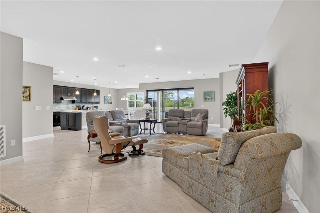 11279 Thurston Chase - Photo 4 of 34