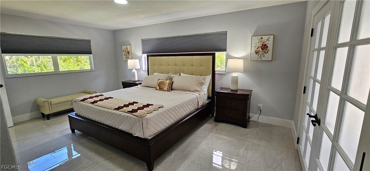 251 Se 46th St - Photo 4 of 36