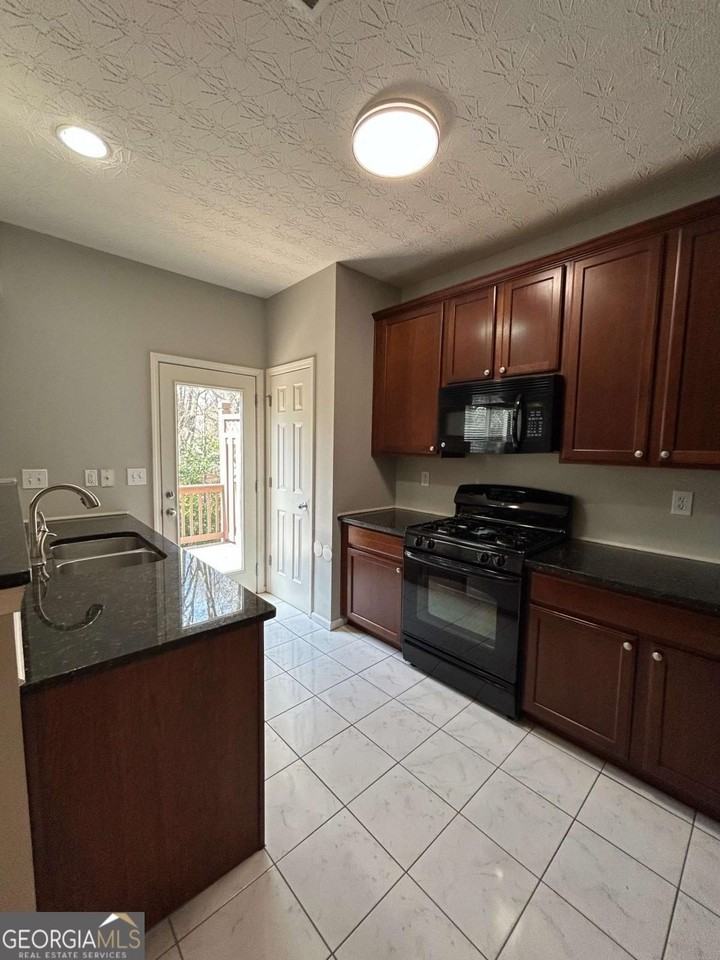 607 Pecan Knoll Dr Unit 14 #14 - Photo 4 of 25