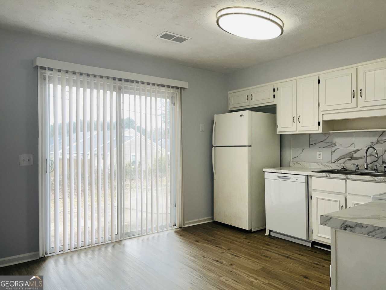 104 Peachtree Ct Unit B #B - Photo 4 of 14