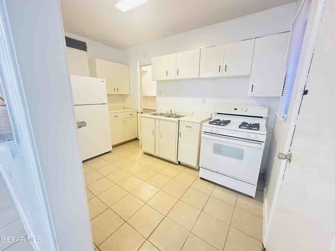 1707 N Stanton St Apt 2 #2 - Photo 5 of 7