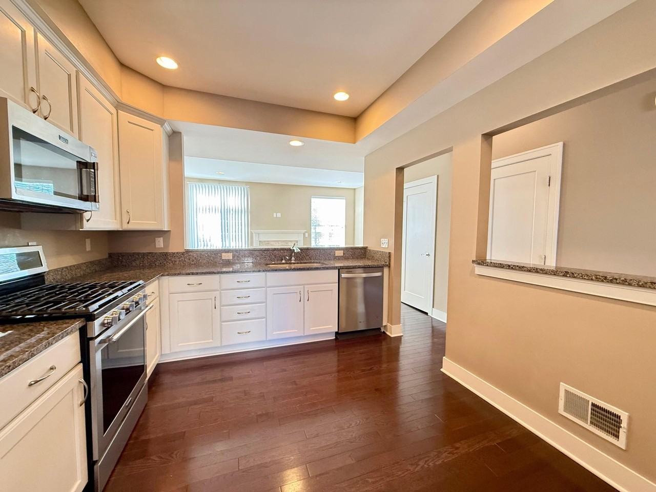 2564 W Towne St - Photo 4 of 24