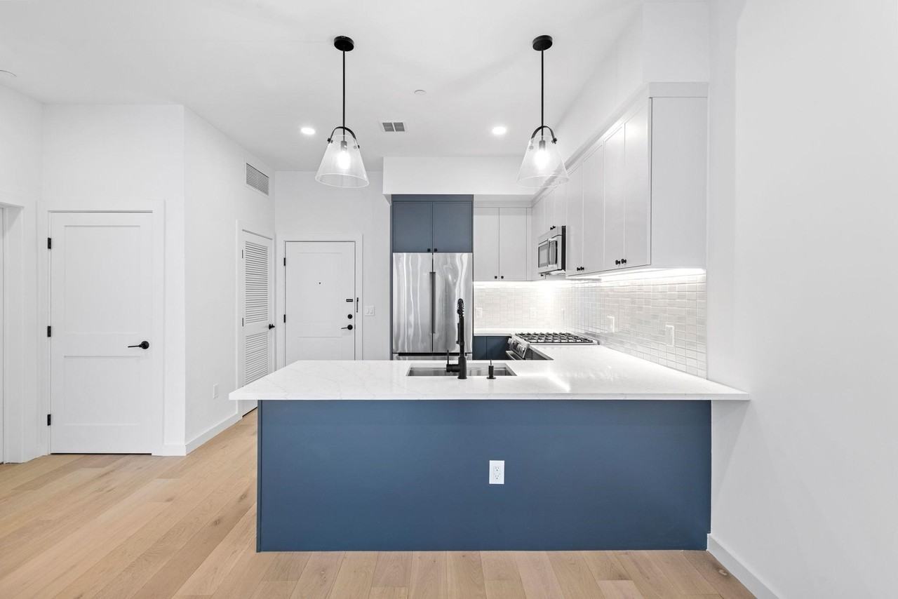 425 3rd St #317 - Photo 3 of 20