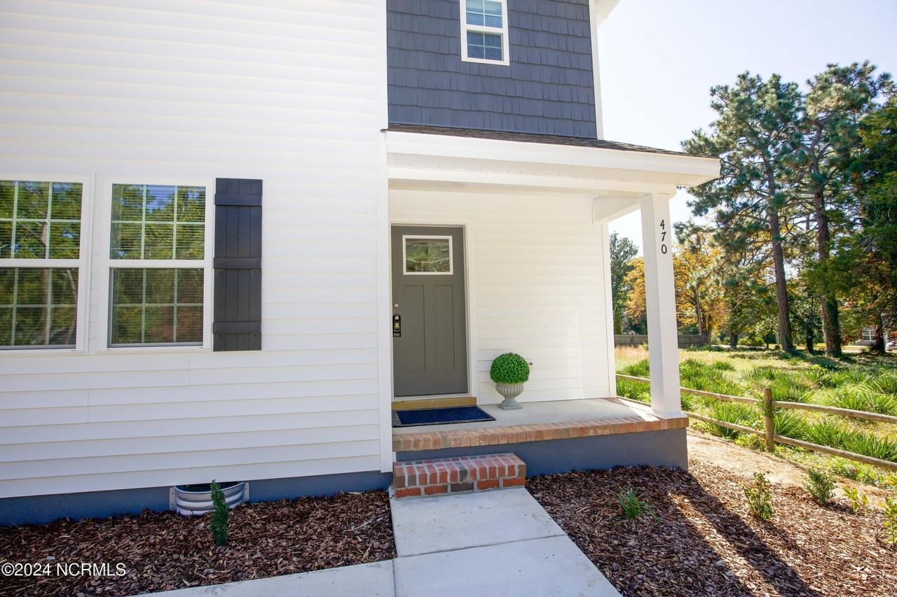 470 S Glover St - Photo 2 of 39