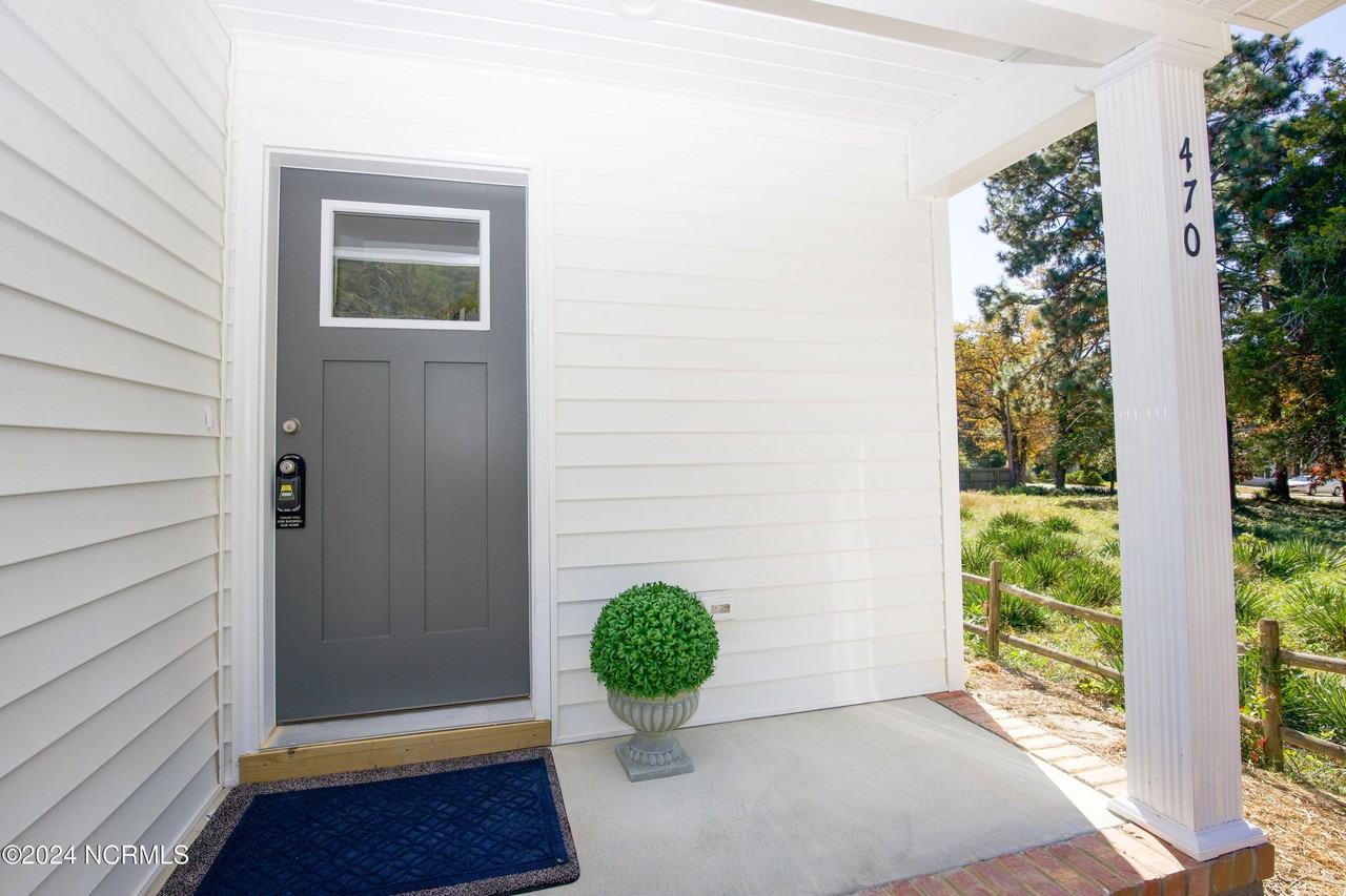 470 S Glover St - Photo 3 of 39