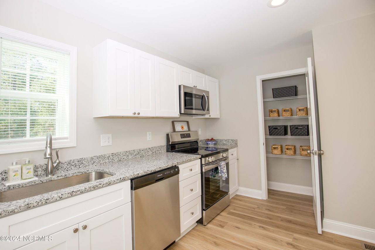 470 S Glover St - Photo 6 of 39