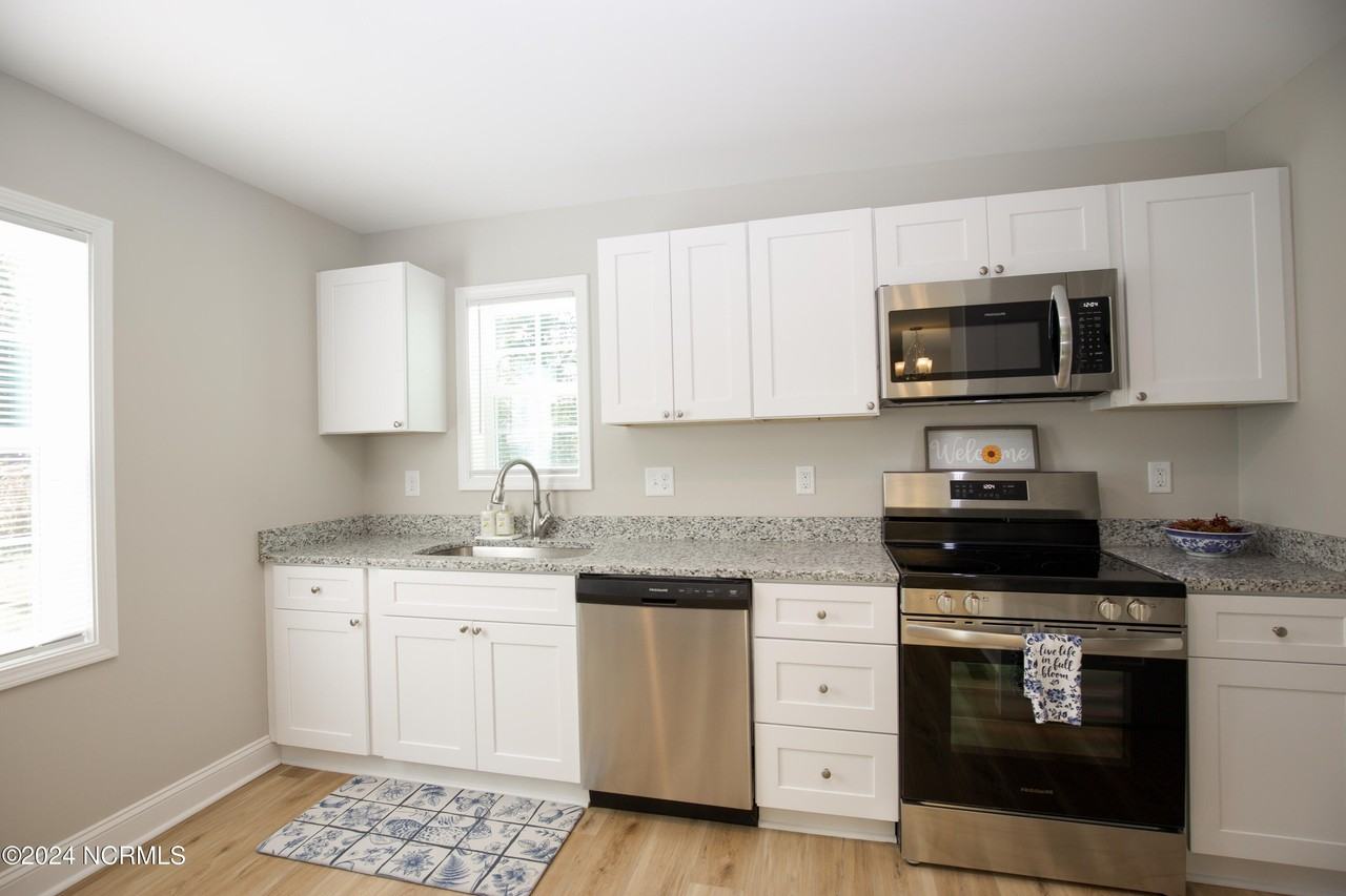 470 S Glover St - Photo 7 of 39