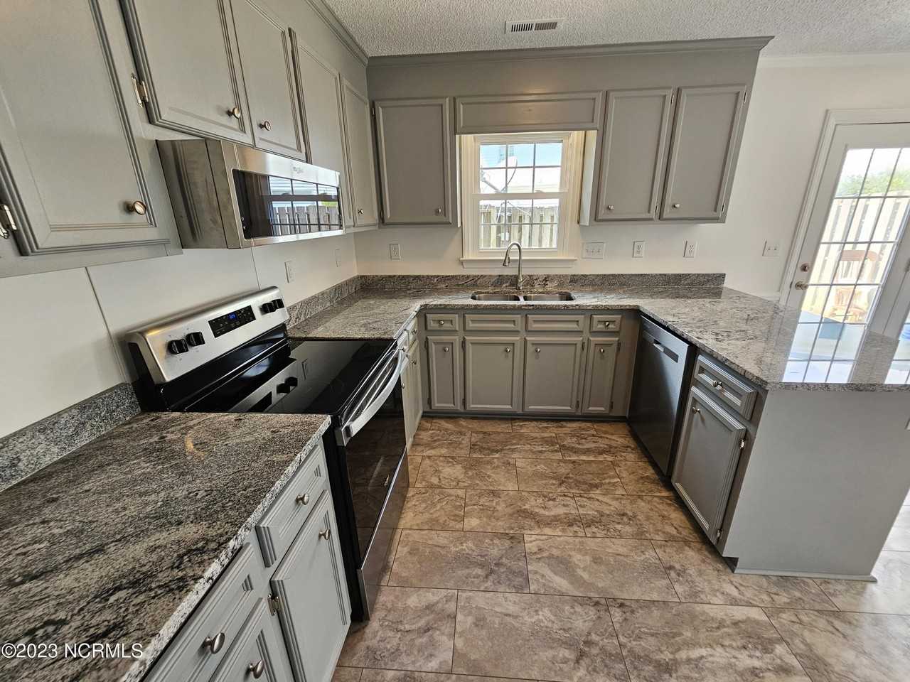 3811 Sterling Pointe Dr Unit X-10 #X10 - Photo 5 of 12